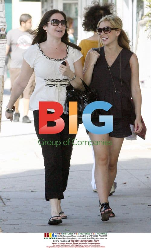 Sarah Michelle Gellar shopping with friends