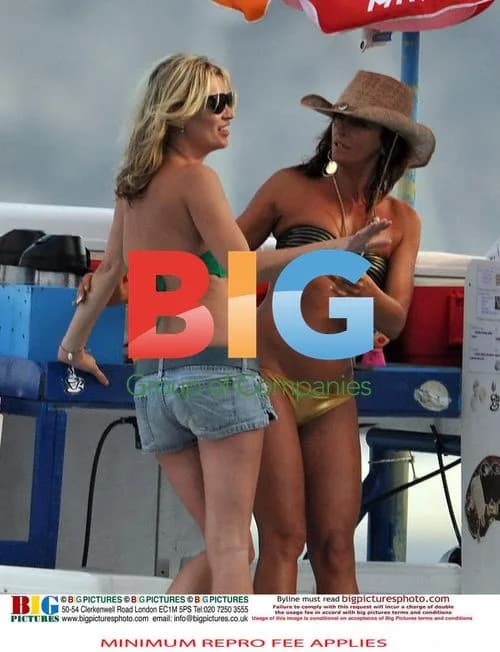Kate Moss smokes with Lily Allen