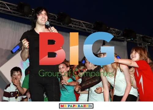 Noel Fielding mobbed at Big Chill festival