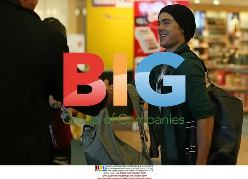Zac Efron Arrives at YVR