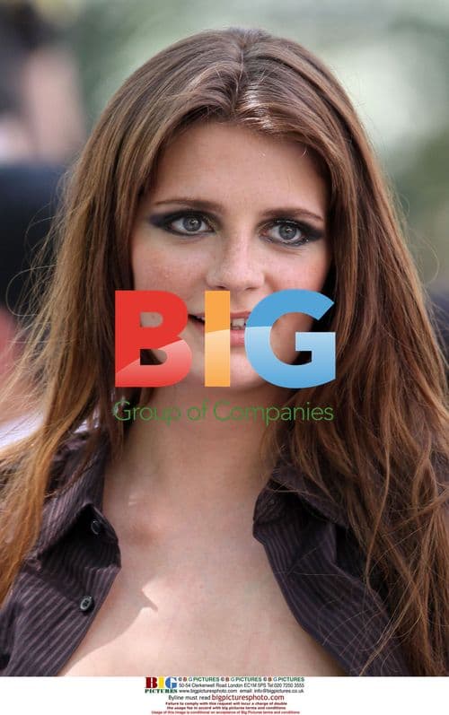 Mischa Barton on set of "The Beautiful Life"