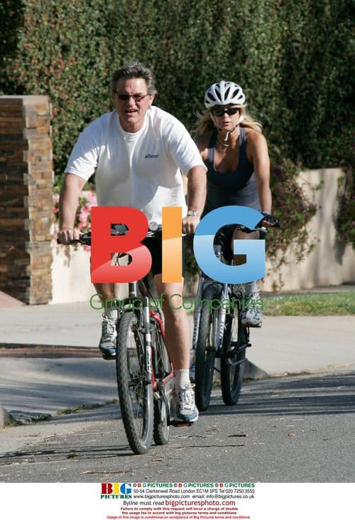 Kurt Russell and Goldie Hawn bike ride