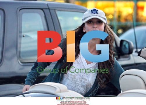 Jennifer Love Hewitt grocery shopping