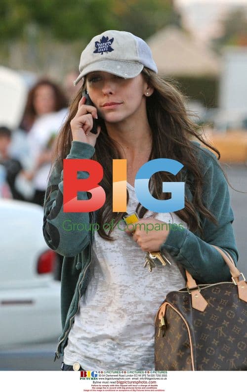 Jennifer Love Hewitt Goes Grocery Shopping