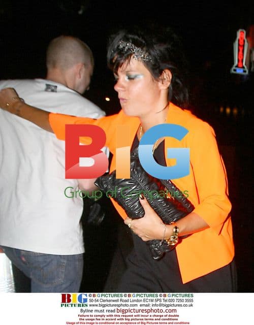 Lily Allen shoves photographer in London