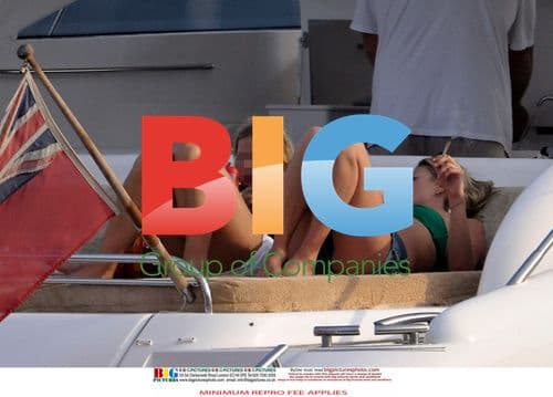 Kate Moss and Lily Allen smoking