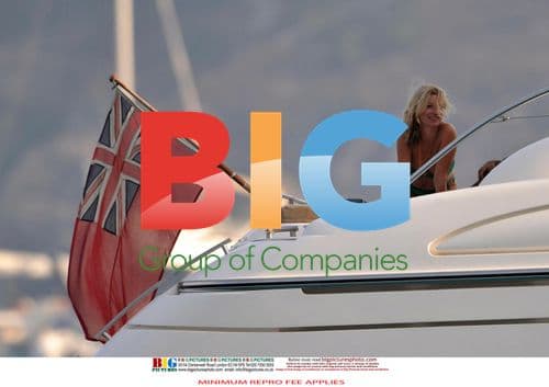 Kate Moss and Lily Allen smoking