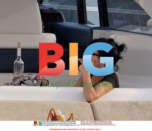 Kate Moss and Lily Allen smoke joint