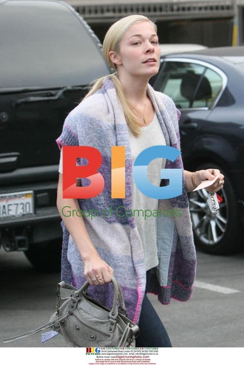 LeAnn Rimes goes to dinner