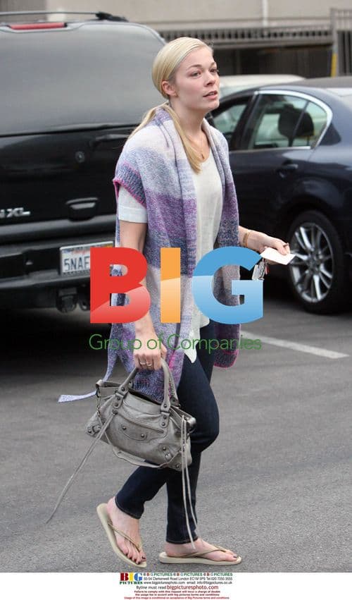 LeAnn Rimes goes to dinner