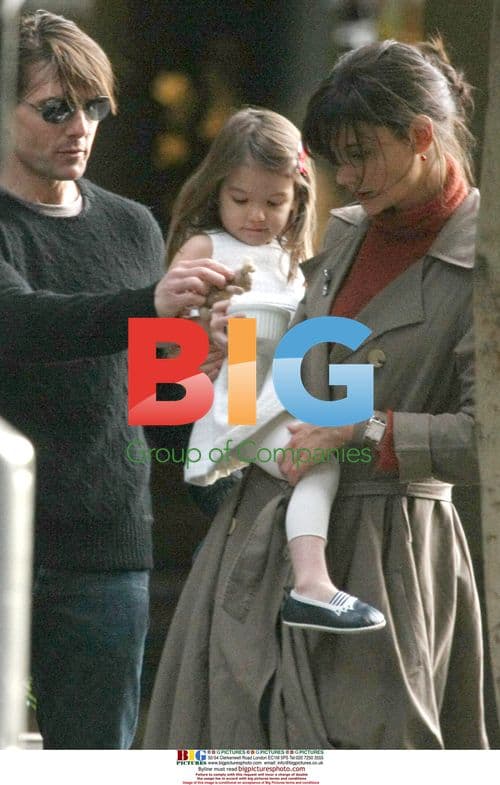 Tom Cruise visits Katie Holmes on set