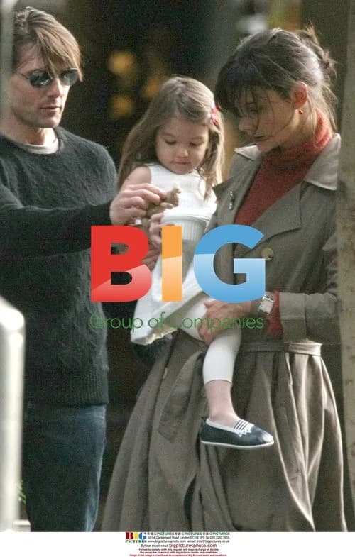 Tom Cruise visits Katie Holmes on set