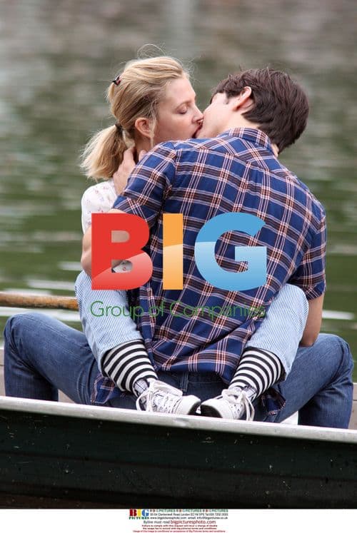 Drew Barrymore and Justin Long on set