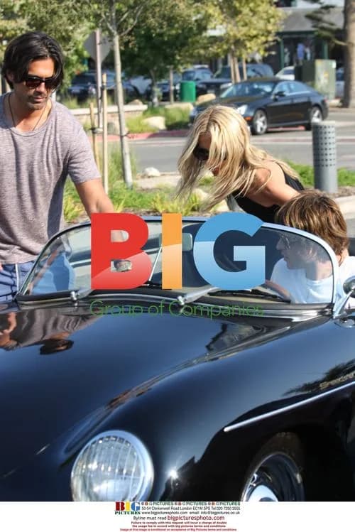 Stylist Rachel Zoe gets into convertible