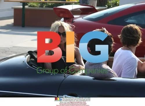 Stylist Rachel Zoe gets into convertible