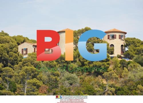 Sarkozy and Bruni Sarkozy on vacation in France