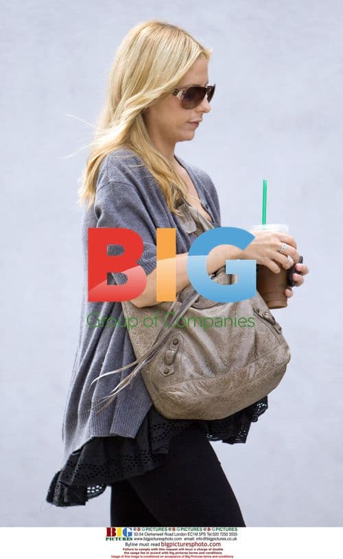 Pregnant Sarah Michelle Gellar at Starbucks