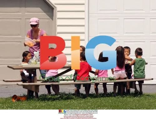 Kate Gosselin Feeds Kids Lunch on Lawn