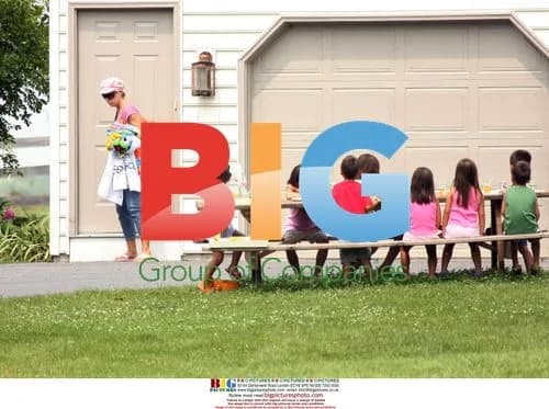 Kate Gosselin feeds kids on lawn