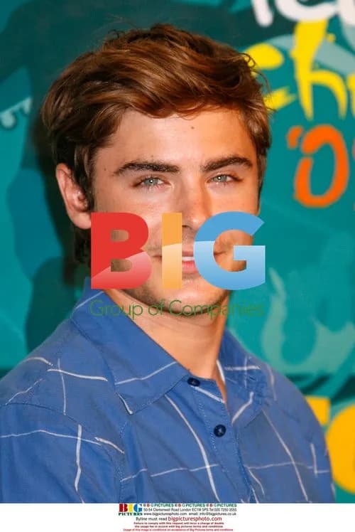 Zac Efron Poses at Teen Choice Awards 2009