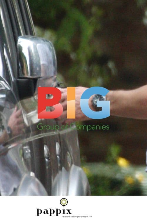 Sean Bean picks up Carling beers in London