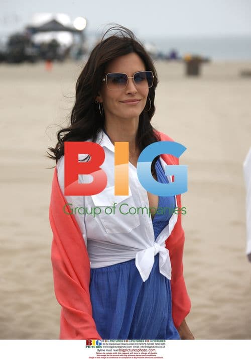 Courtney Cox on Cougar Town set