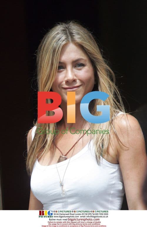Jennifer Aniston on set of 'The Bounty' in NYC