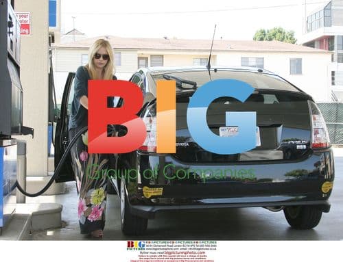 Pregnant Sarah Michelle Gellar Fills Up Her Prius