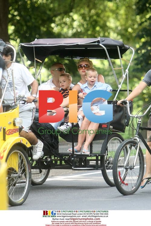Britney Spears and kids in NYC park