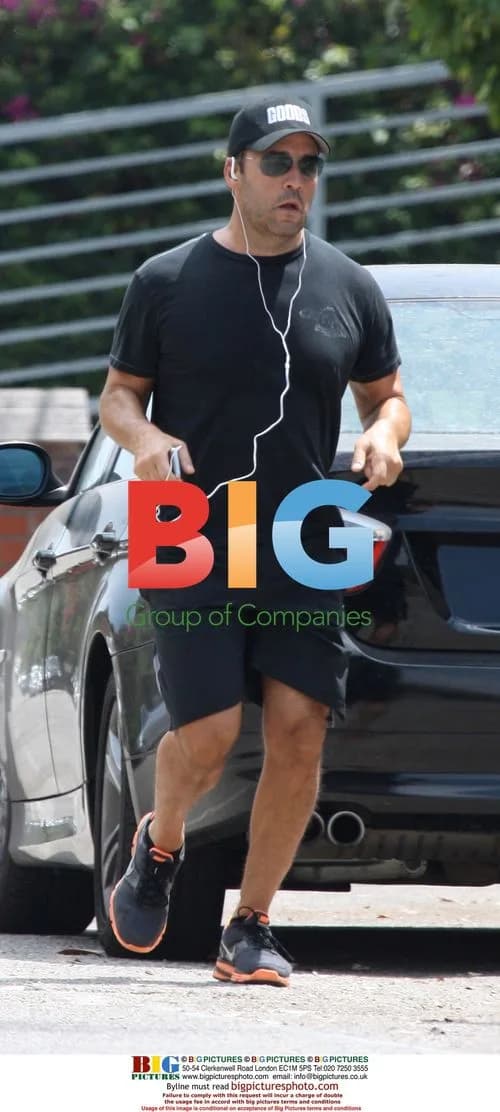 Jeremy Piven promotes movie while running