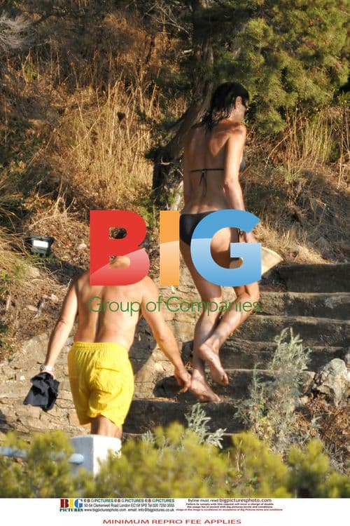 Sarkozy and Bruni swim at Carla's home