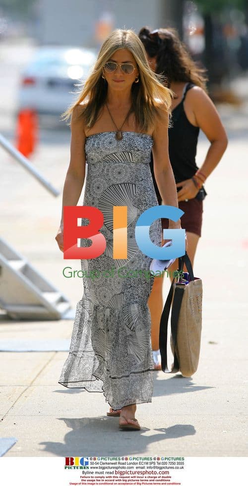 Jennifer Aniston on set of 'The Bounty'