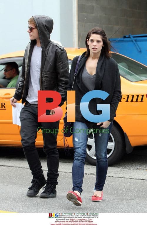 Xavier Samuel and Ashley Greene on set