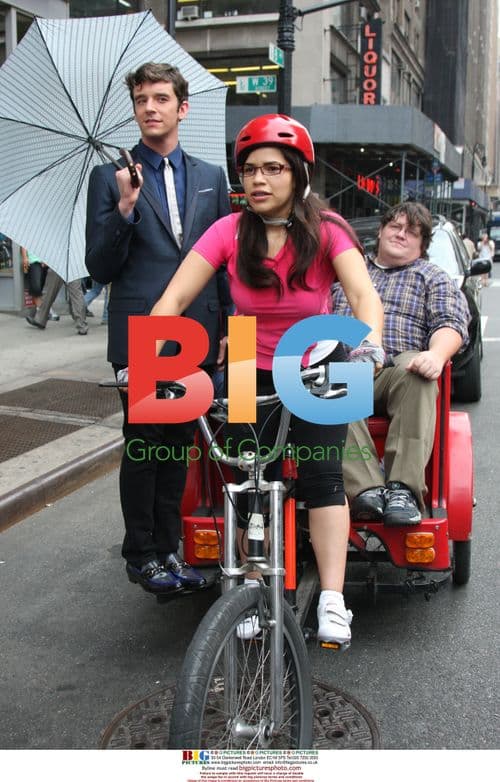 Michael Urie and America Ferrera on 'Ugly Betty' set