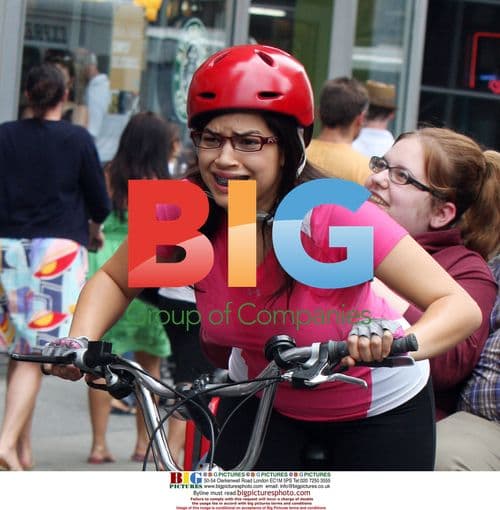 Michael Urie and America Ferrera on 'Ugly Betty' set