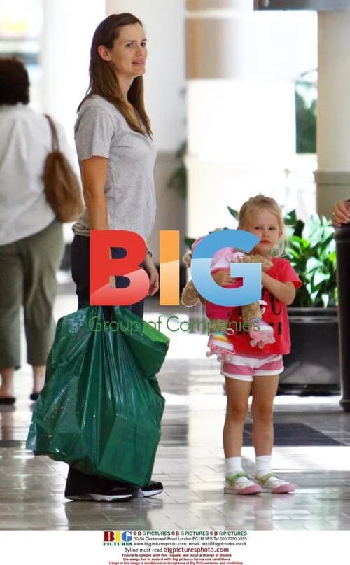 Jennifer Garner and daughter Violet shopping