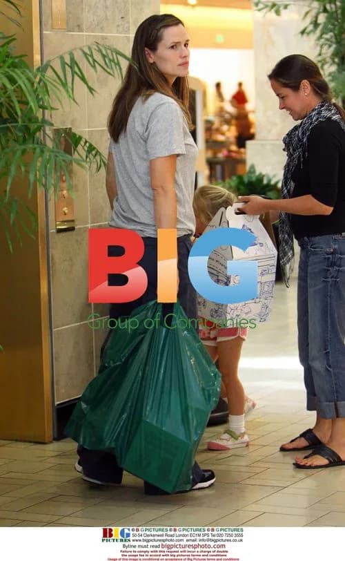 Jennifer Garner and daughter Violet shopping