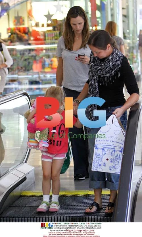 Jennifer Garner and daughter Violet shopping