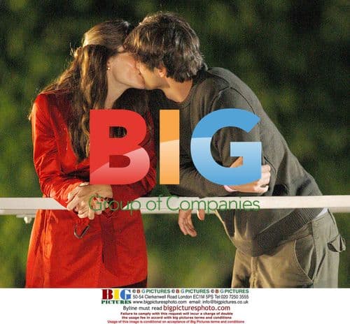 Jennifer Garner and Ashton Kutcher on "Valentines Day" set