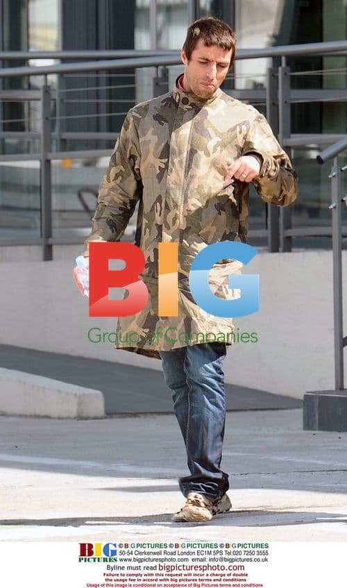 Oasis members leave hotel for airport