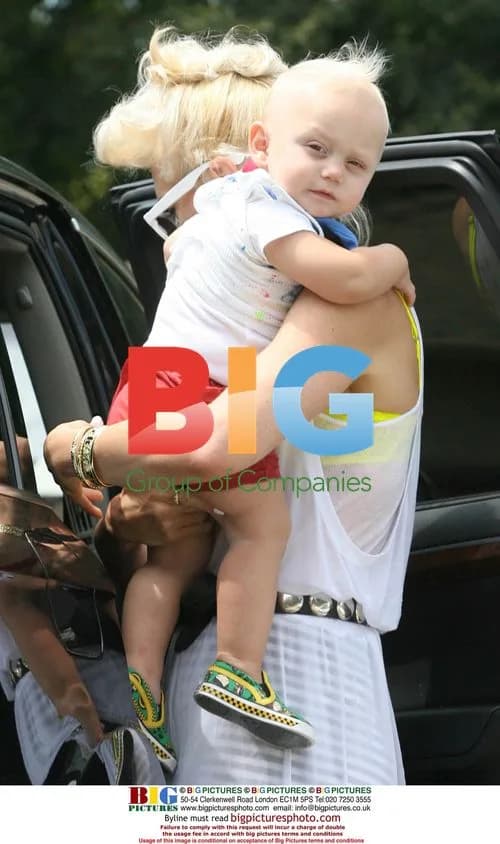 Gwen Stefani and son Zuma arrive to house party