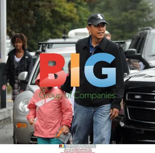 Obama and niece exit store on Martha's Vineyard