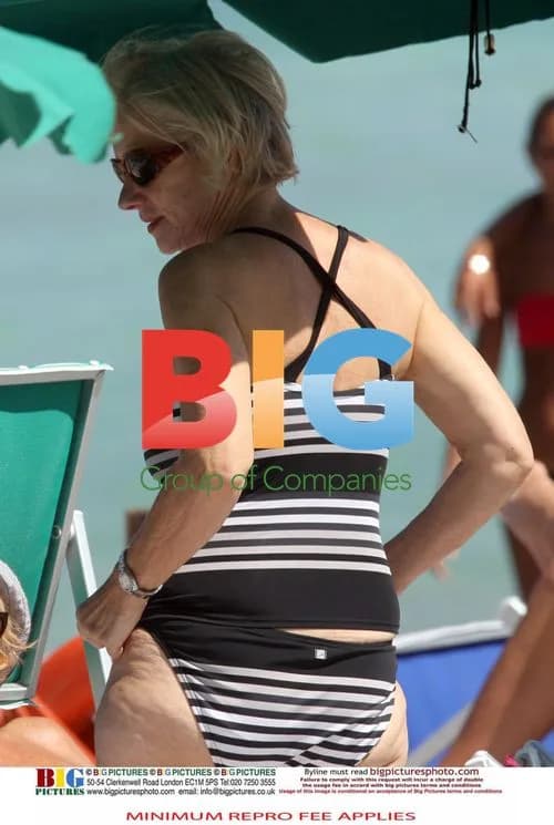 Helen Mirren Relaxing on Italian Beach