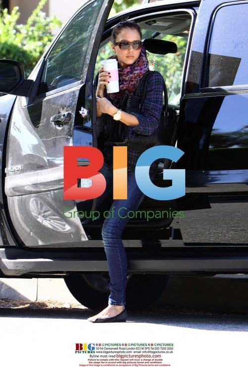 Jessica Alba bringing present to friend's home