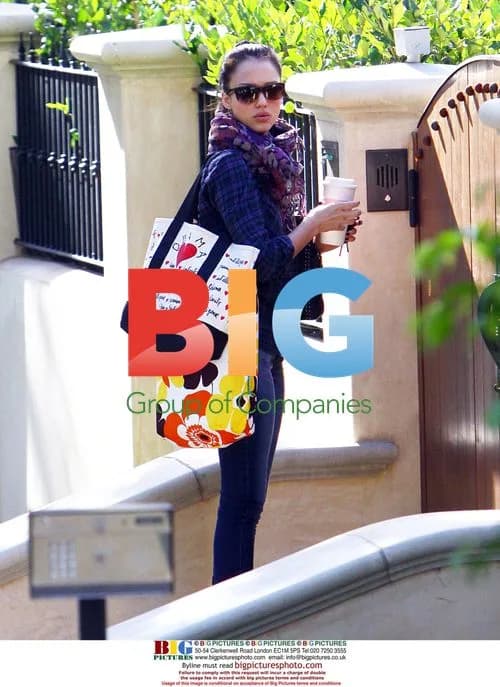 Jessica Alba takes present to friend's home