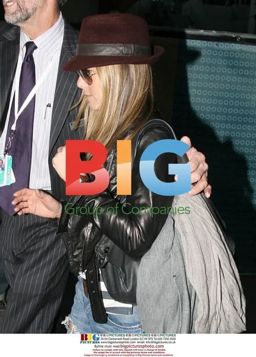 Jennifer Aniston arrives at LAX 30/11/2009
