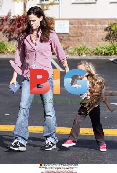 Jennifer Garner and Daughter Violet Shopping