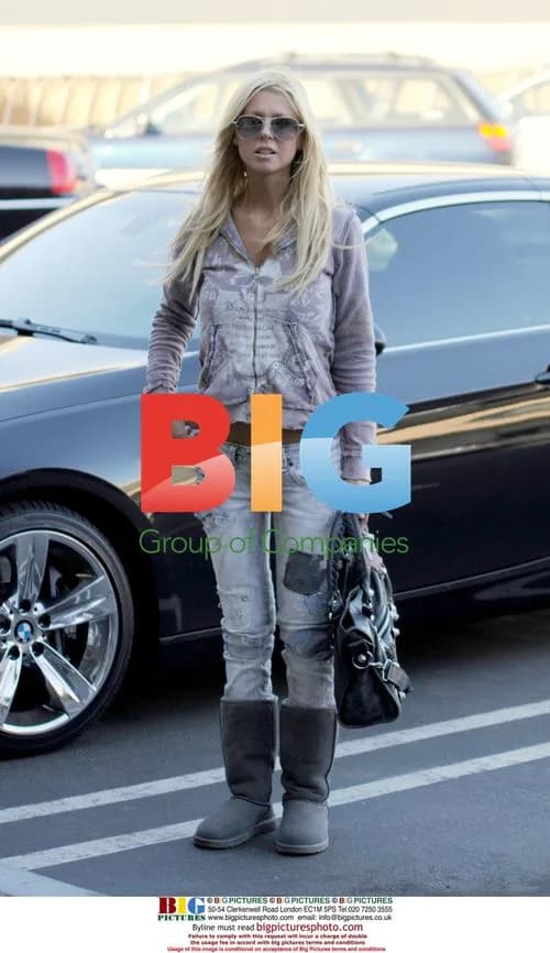 Tara Reid shops at mall in Venice, CA