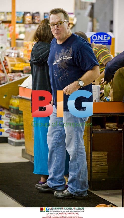Tom Arnold and Ashley Groussman go shopping