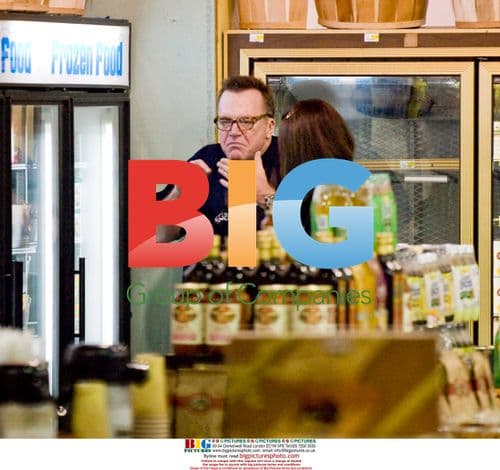 Tom Arnold and Ashley Groussman go shopping